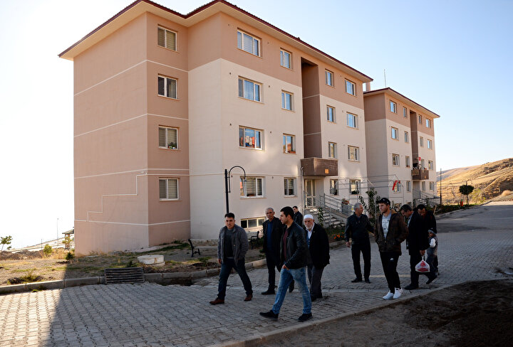 Türkiye Cumhurbaşkanı Recep Tayyip Erdoğan'ın talimatıyla Ukrayna'dan getirilerek Bitlis'in Ahlat ilçesine yerleştirilen Ahıska Türkleri için TOKİ'nin yaptığı binalardan birisi.