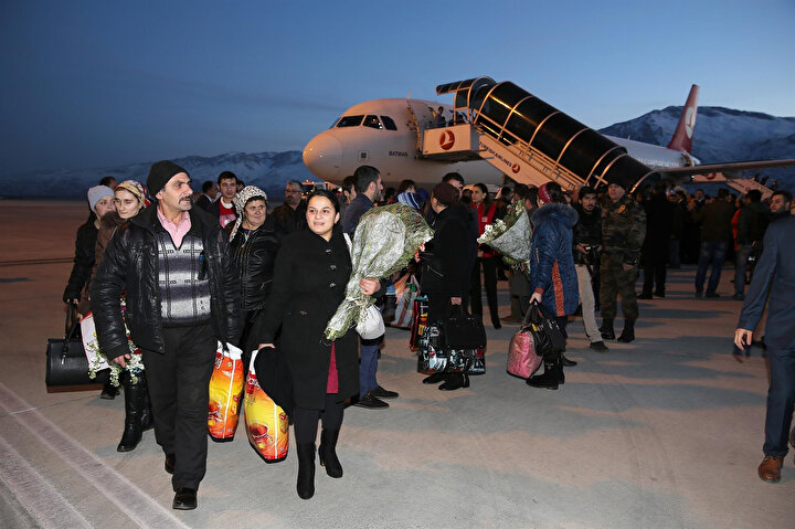 2015 yılında Ukrayna'dan 2 kafile halinde gelen 329 Ahıska Türkü, Erzincan’da dönemin Başbakan Yardımcısı Yalçın Akdoğan tarafından çiçeklerle karşılanmıştı.