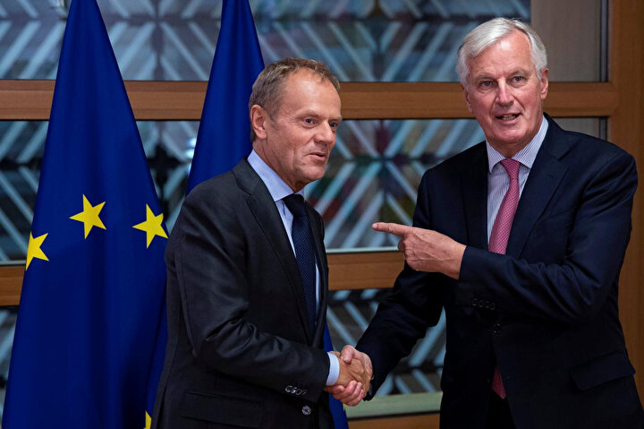 AB Brexit Başmüzakerecisi Michel Barnier (sağda) AB Konseyi Başkanı Donald Tusk (solda)