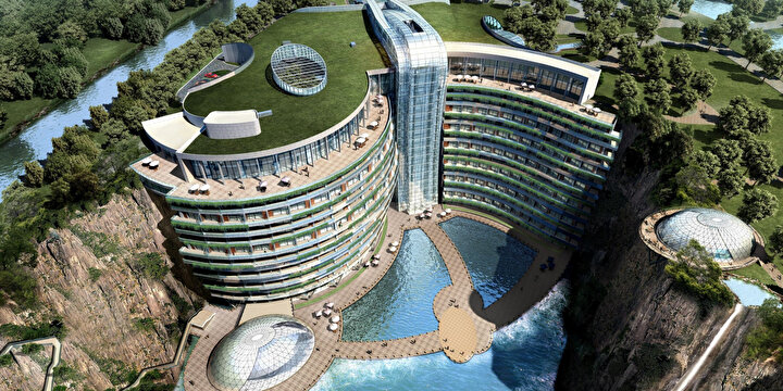 Otel'in peyzajı, yıllar önce taş ocağı olarak kullanılan araziden en ufak bir izlenim bırakmamak üzere dizayn edilmiş.