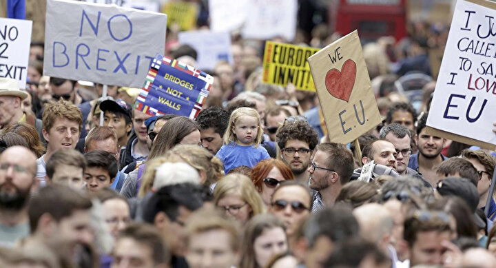 Geçtiğimiz ay içinde düzenlenen Brexit karşıtı gösteriye en az 670 bin kişi katılmıştı. Göstericiler, Brexit’in yapılacağını Mart 2019’dan önce AB’de kalmanın da seçenekler arasında olduğu bir referandum talep ediyor.