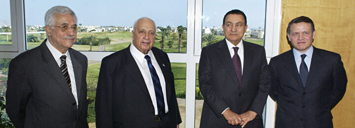 Mısır'ın Şarm el Şeyh kentinde 8 Şubat 2005 günü düzenlenen zirvede Filistin Devlet Başkanı Mahmud Abbas, İsrail Başbakanı Ariel Şaron, Mısır Cumhurbaşkanı Hüsnü Mübarek ve Ürdün Kralı Abdullah bir arada.