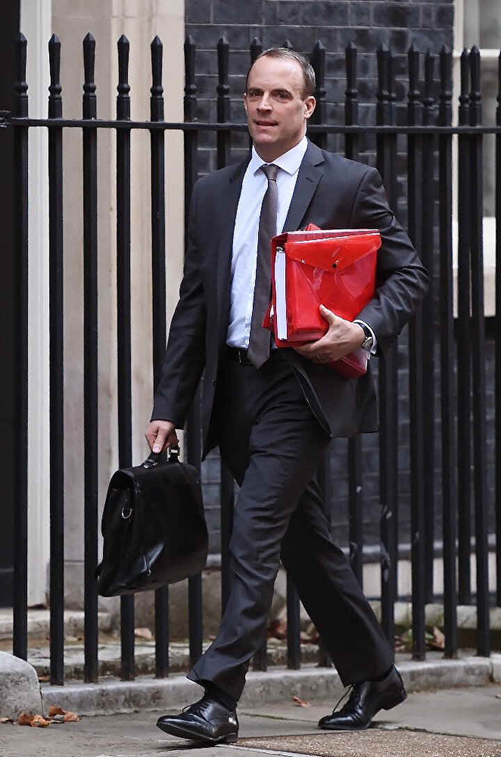 Avrupa Birliği ve İngiltere arasında Brexit anlaşma taslağı üzerinde uzlaşı sağlanmasının ardından İngiltere Bakanı Dominic Raab, istifa ettiğini açıklamıştı.