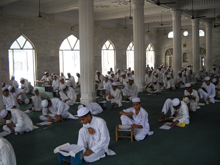 Leknev'de medrese geleneği günümüzde de devam etmektedir.