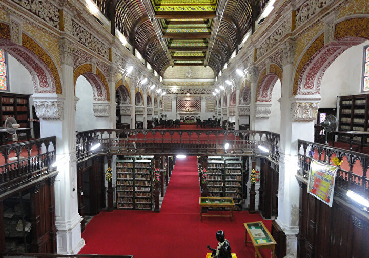 Chennai kentinde 1896'da kurulan halk kütüphanesi. İngilizler, Hindistan'ı yönetimleri altına aldıktan sonra, medrese geleneğine alternatif oluşturacak geniş bir yapılanma ortaya koydular.