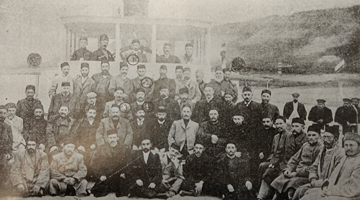 Kiralanan “Gustav Strove” teknesinde yapılan Birinci Rusya Müslümanları Kongresi'ne toplam 108 delege katılmıştı. Numaralandırılmış isimler: 1. Fatih Kerimi, 2. Abdureşid İbrahim, 3. İsmail Gaspırali, 4. Ali Merdan Bey Topçubaşov