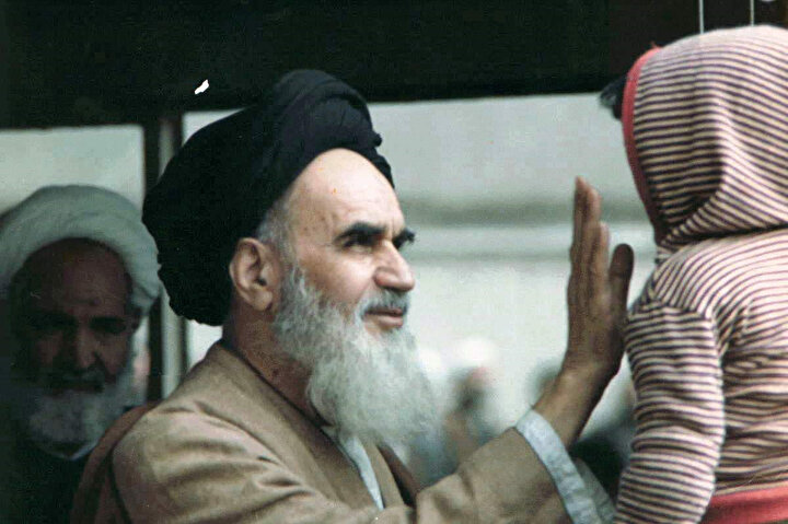 Pehlevî’yi devirecek halk hareketini başlatan kişi olan Ruhullah Humeynî.