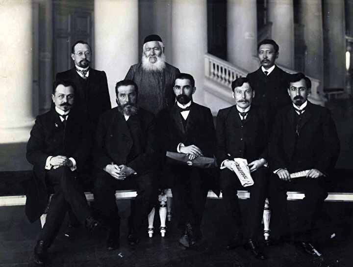 İkinci Duma’da Müslüman Millet vekillerinden bir kısmı Soldan sağa oturanlar: 1. Fethali Han Hoyski (Azerbaycan) 2. Şah Aydar Sırtlanov (İdil) 3.Taşdemir Eldarhanov (Çeçenistan) 4. Abdureşid Mediyev (Kırım) 5. Halil Bey Hasmemmedov (Azerbaycan). Ayakta soldan sağa 1.Muhammed Ekrem Biglov (İdil) 2. Şahbal Seyfetdinov (Orenburg) 3. Ahmed Beremjanov (Türkistan)