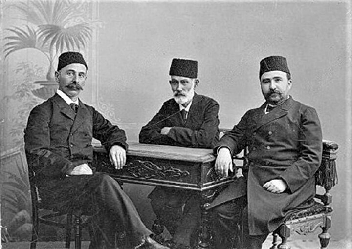Soldan sağa İsmail Gaspıralı, Hasan Bey Zerdabi, Alimerdan Bey Topçubaşov ( Bakü, 1907)