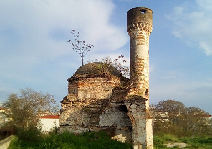 Yanniçe içerisinde kalan Ahmet Bey Camii bugün halen harabe haldedir.