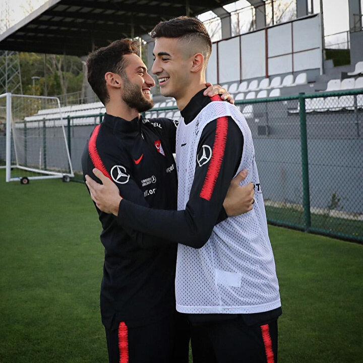 Genç futbolcu, Hakan Çalhanoğlu ile birlikte oldukça samimi bir görüntü veriyor...