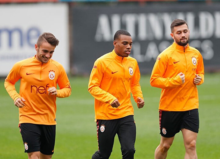 Garry Rodrigues, takım arkadaşlarıyla düz koşu yaparken...