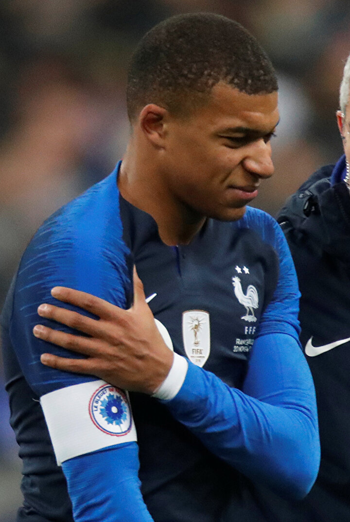 Omuzundan sakatlanan Mbappe, oyuna devam edemedi.