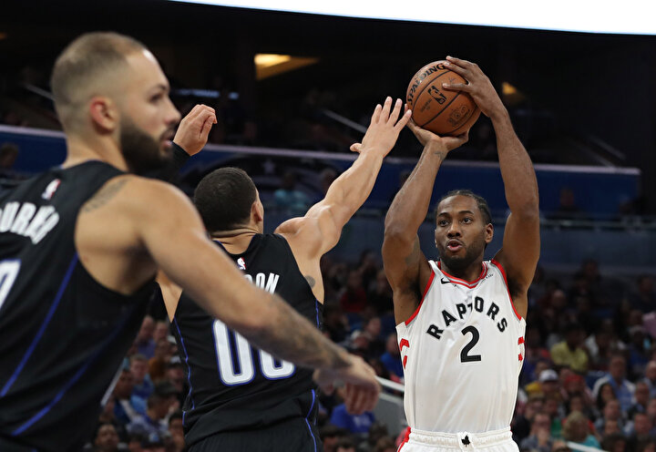 Kawhi Leonard, el üzerinden üç sayılık atış denerken...
