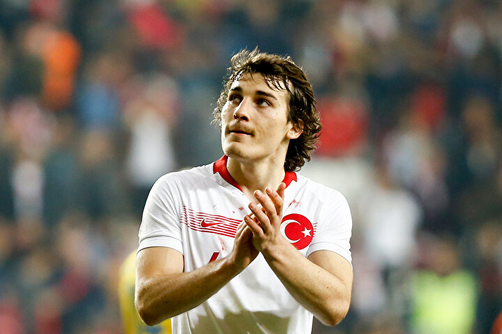 Çağlar Söyüncü taraftarların desteğine alkışla karşılık veriyor.