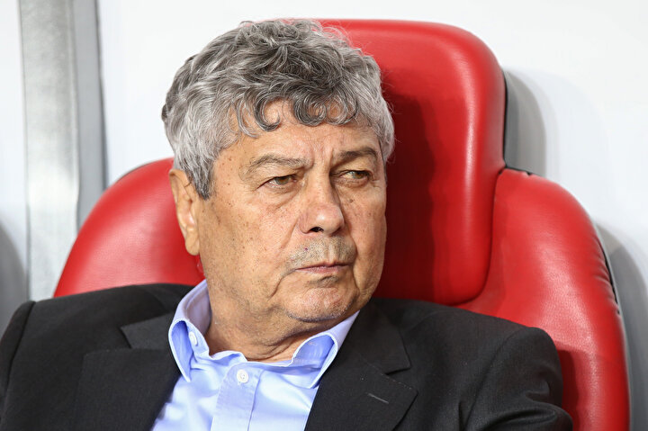 Mircea Lucescu, yedek kulübesinde düşünceli bir şekilde otururken...