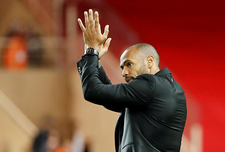 Monaco'nun yeni teknik direktörü Henry, taraftarları alkışlarken...