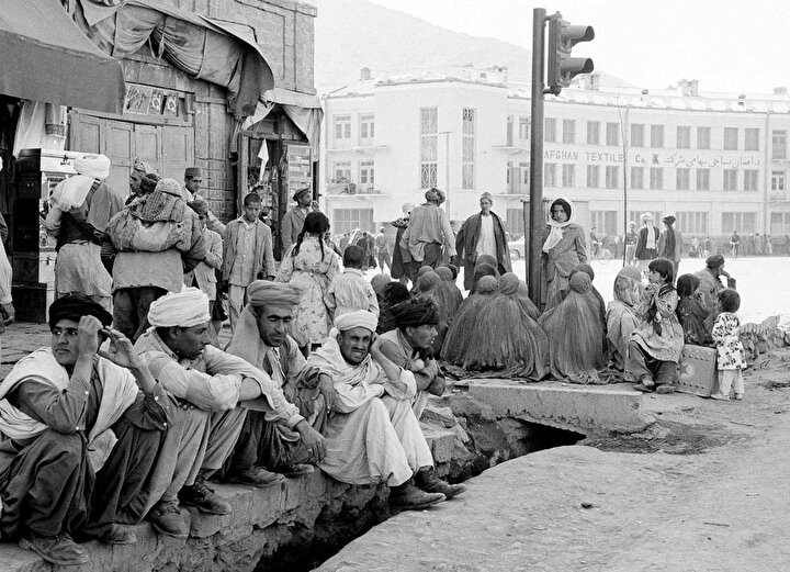 25 Mayıs 1964 zamanına ait olan bu fotoğrafta da görüldüğü üzere Afgan kadınları geleneksel dini kıyafetleri olan burkayı o zamanlarda kullanmaktaydı.