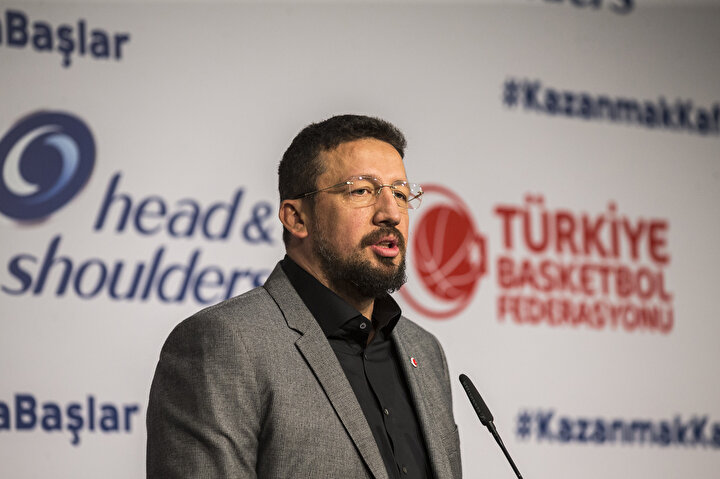 Hidayet Türkoğlu, kürsüde konuşma yaparken...