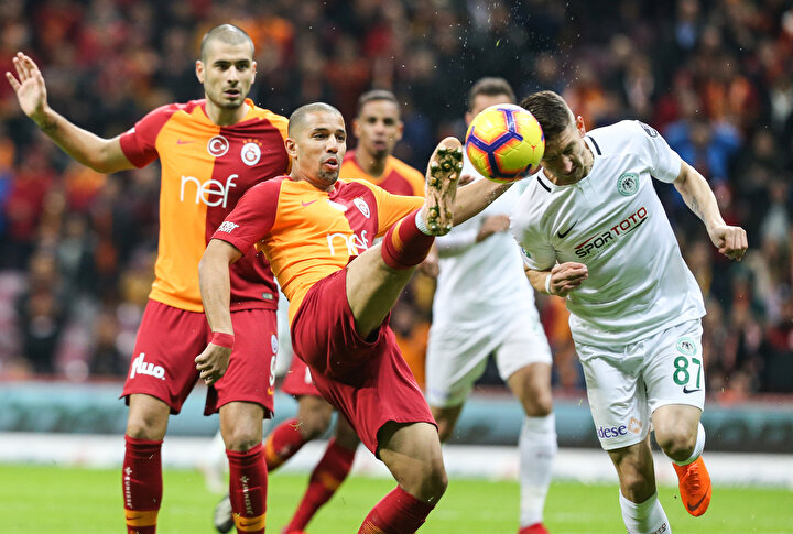 Kullanılan köşe vuruşunda Feghouli ve rakibi topa hamle yapıyor.