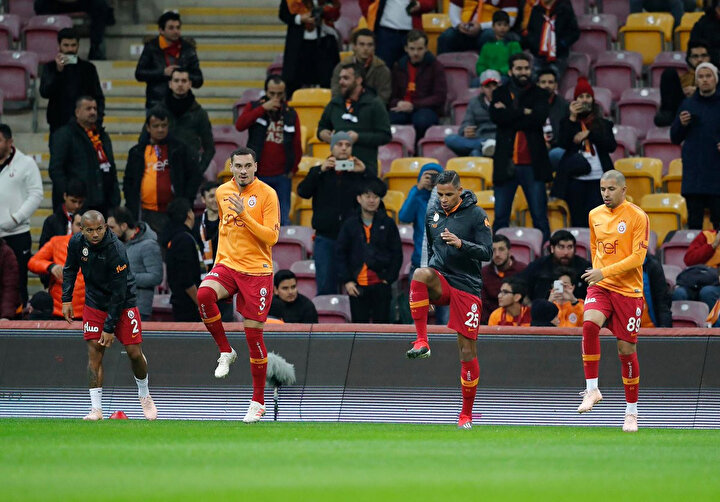 Fernando takım arkadaşlarıyla birlikte maç öncesinde ısınıyor.