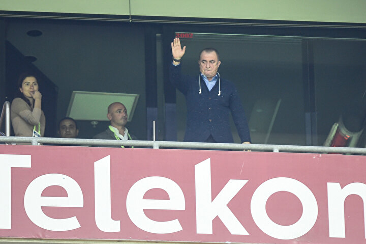 Fatih Terim locadan taraftarları selamlıyor.