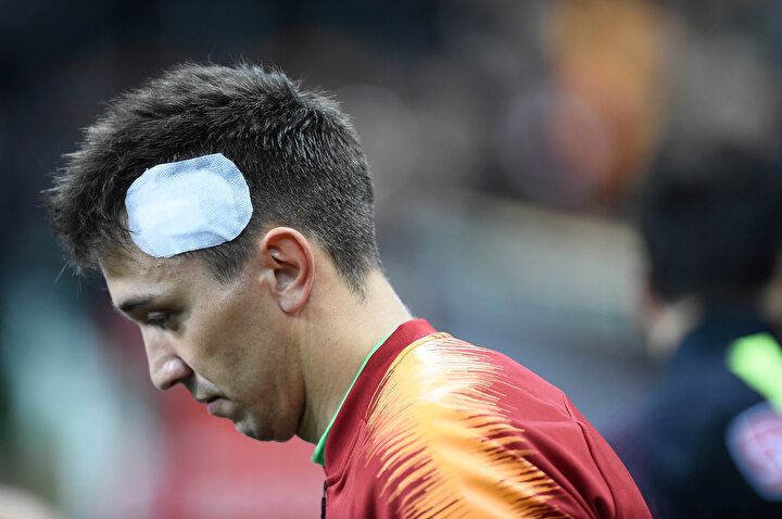 Fernando Muslera başında bandajla maça çıkıyor.