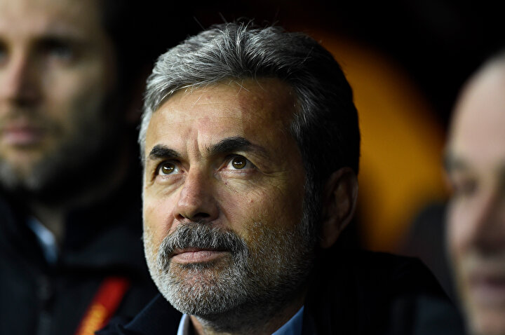 Aykut Kocaman, Türk Telekom Stadı'nda İstiklal Marşı'nı bekliyor.