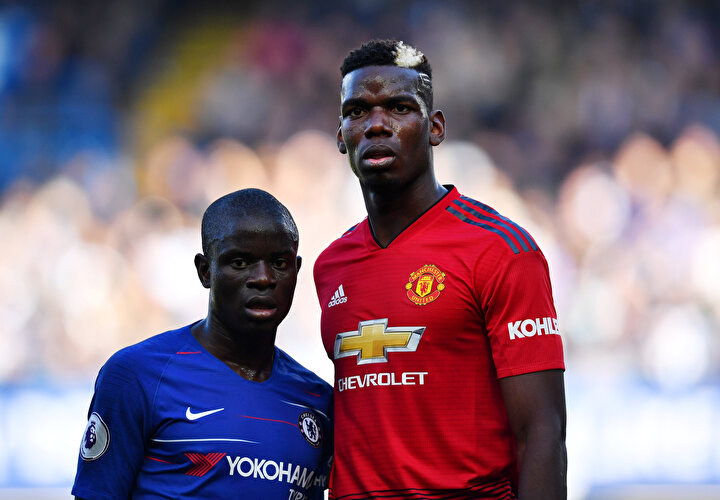 Kante, Pogba'yı savunmaya çalışırken...