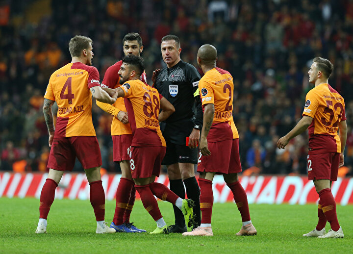 Hüseyin Göçek'in penaltı kararının ardından itiraz eden Serdar Aziz'i Muğdat Çelik sakinleştiriyor.