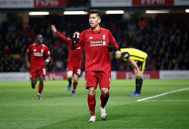 Roberto Firmino gol sevinci için tribünlere gidiyor.
