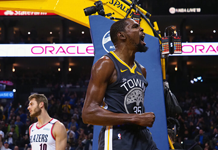 Kevin Durant, kaydettiği sayı sonrası sevincini seyirciler ile paylaşırken...