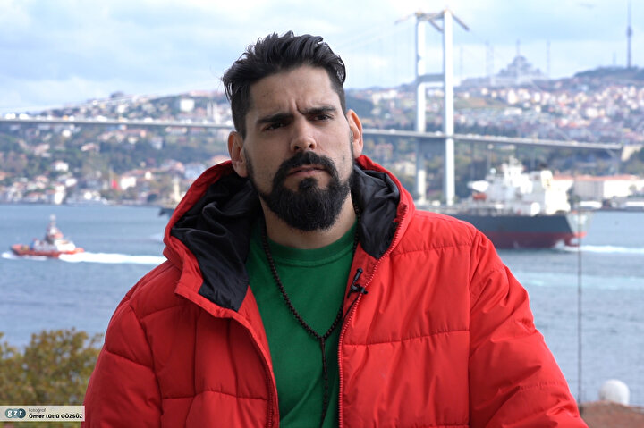 İstanbul Teknik Üniversitesi Türk Musikisi Devlet Konservatuarı Müzik Teknolojileri Bölümünü bitirdi.