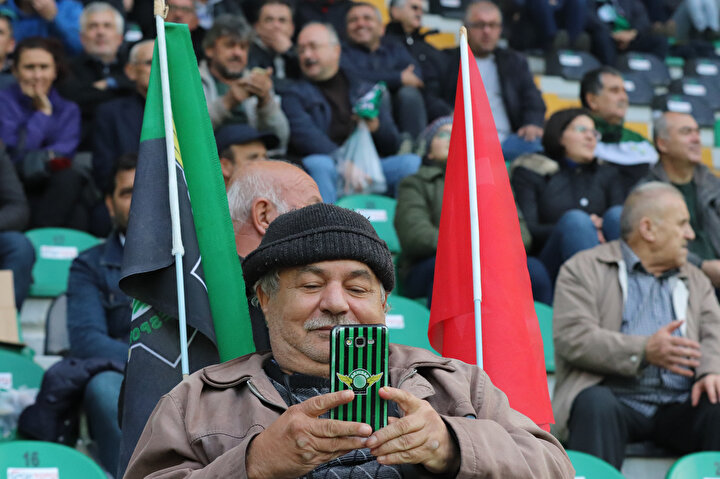 Akhisar'da hafta sonunu futbolla değerlendirmek isteyen Akhisarlılar, yediden yetmişe Spor Toto Akhisar Stadyumu'nu doldurdu.