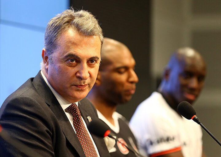 Arşiv: Beşiktaş Başkanı Fikret Orman, Hollandalı kanat oyuncusu Ryan Babel'in imza töreninde açıklamalarda bulunuyor...