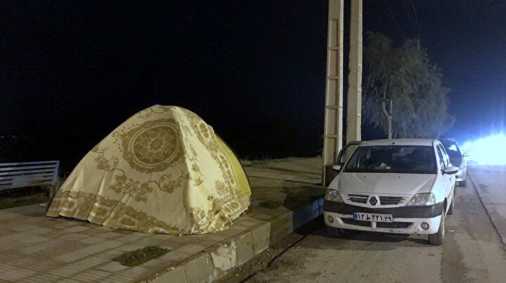 Bölge sakinleri, deprem tehlikesi sebebiyle geceyi dışarıda geçirdi.