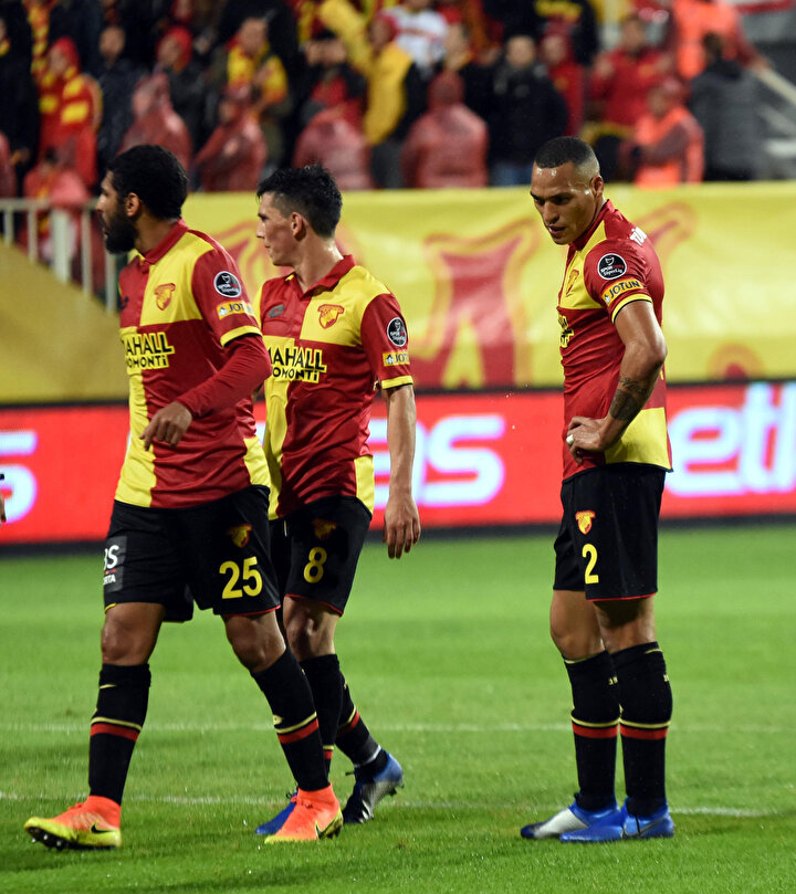 Göztepeli oyuncular, maçın hemen başında yenilen penaltı golünün üzüntüsünü yaşıyor...