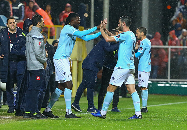 Bajic yerini Adebayor'a bırkıyor.