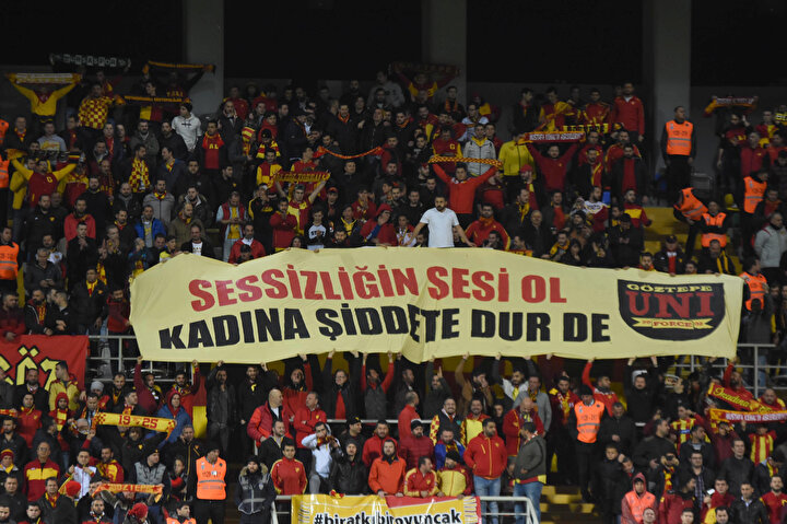 Göztepeli taraftarlardan kadına şiddet konusunda açtığı pankartla dikkat çekti.