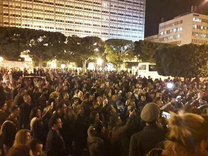 Yüzlerce Tunuslu sokaklara çıkarak Veliaht Prens'in ülkelerine gelmelerini protesto ettiler.