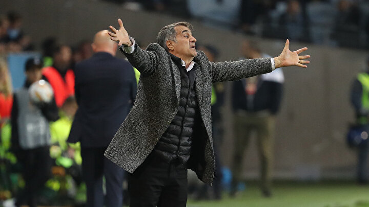 Şenol Güneş, saha kenarından oyunculara sert bir şekilde uyarılarda bulunuyor...