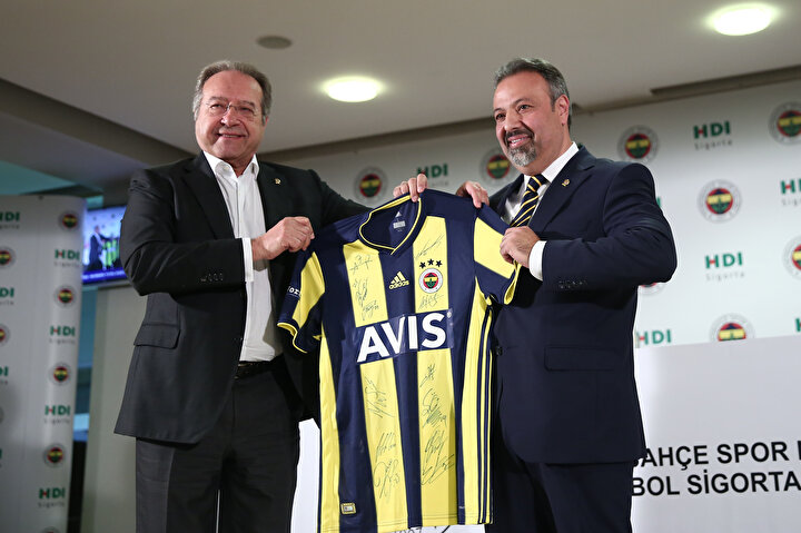 Burhan Karaçam tarafından, Ceyhan Hancıoğlu'na forma hediye edildi.