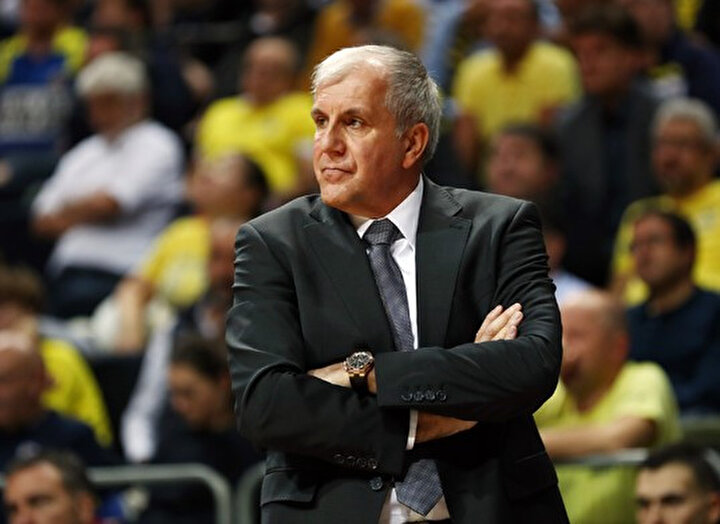 Obradovic, maçı takip ediyor.