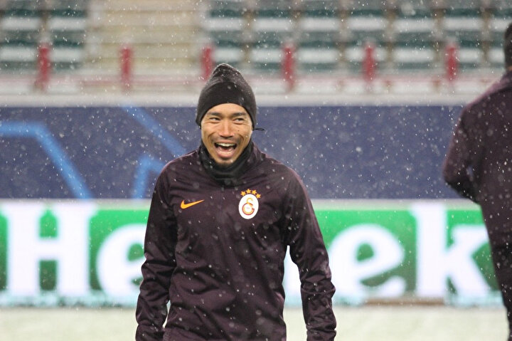 Sakatlıktan dönen Nagatomo'nun neşeli hali gözlerden kaçmadı.