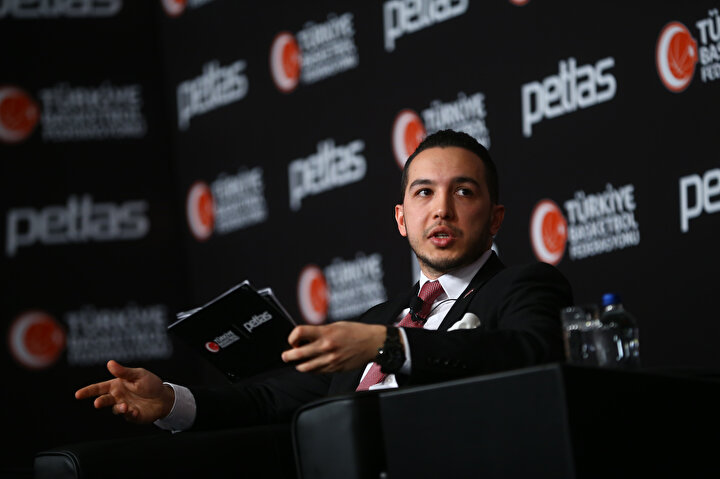 Seyfullah Safa Özcan basın mensuplarının sorularını yanıtlarken...