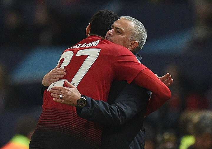 Fellaini galibiyeti getiren son dakika golü sonrası sevincini hocası ile paylaştı.