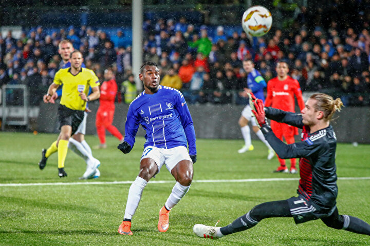 Loris Karius, Sarpsborg karşısında kalesini gole kapatmaya çalışıyor.