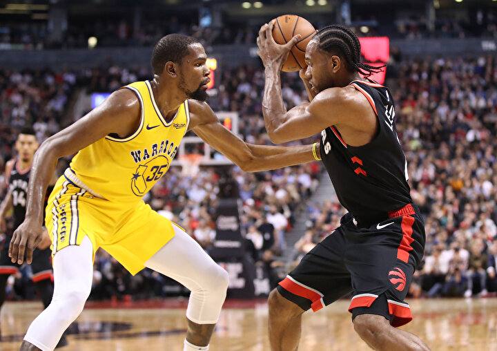 Golden State'in yıldız ismi Kevin Durant rakibini savunmaya çalışıyor...