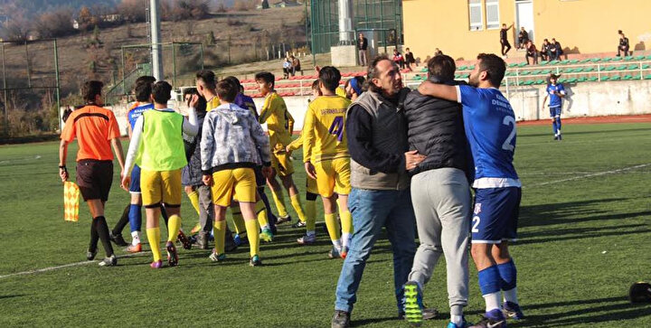Karşılaşmanın ikinci yarısında çıkan kırmızı kart sonrası saha savaş alanına döndü.