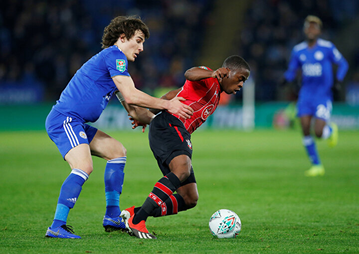 Çağlar Söyüncü, Leicester City formasıyla rakibine müdahalede bulunurken...